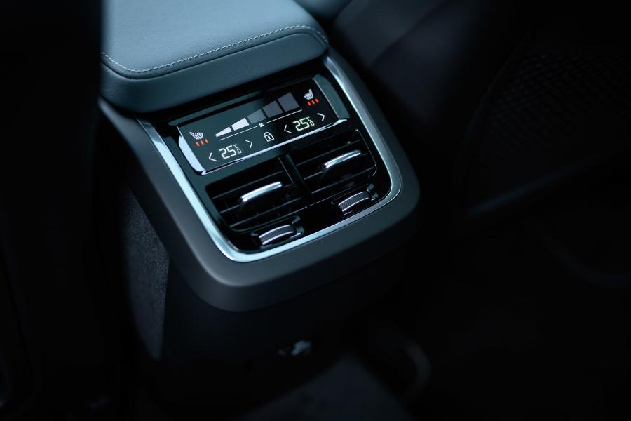 Детали интерьера Volvo XC60 D4 R-Design 2017 года  (JP) (фото 9 из 32)